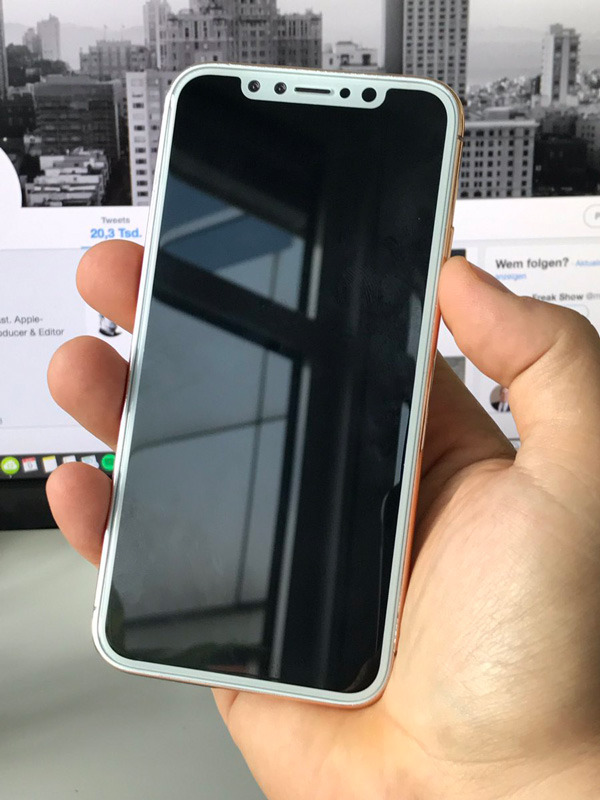 تصویر آیفون 8 در رنگ مسی همچنین به تصاویری که اخیرا در وب سایت چینی ویبو منتشر شده، شباهت دارد؛ در این تصویر، حاشیه ی بسیار باریک بالایی و لبه ها، کاملا به رنگ سفید هستند.