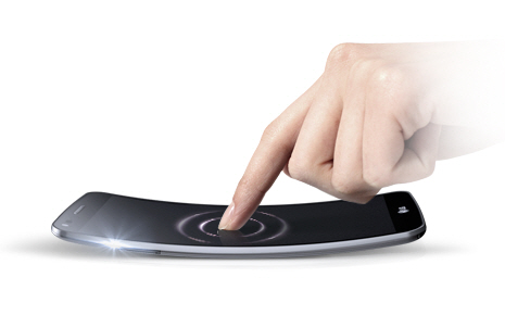 هنگامی که می خواهید LG G Flex را از حالت خواب در آورید، فقط با انگشت به آن یک ضربه بزنید: یک ضربه سبک روی صفحه نمایشگر کافی است و تمام کاربرد ها در اختیار شما هستند. به همین روش می توانید با دو بار ضربه زدن گوشی هوشمند خود را مجددا در حالت استراحت قرار دهید.