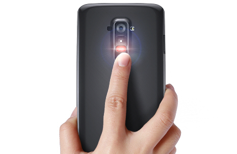 تنها ویژگی گوشی LG G Flex این نیست که فقط راحت در دست قرار بگیرد بلکه با وجود صفحه نمایشگر بزرگش می توان تنها با یک دست با آن کار کرد. کلیدی که در پشت گوشی قرار گرفته است به صورت اتوماتیک برای انگشت اشاره قابل دسترسی است، به این ترتیب تنظیم صدا یا باز کردن اپلیکیشن های مورد علاقه کاملا به صورت مستقیم انجام می شود. 