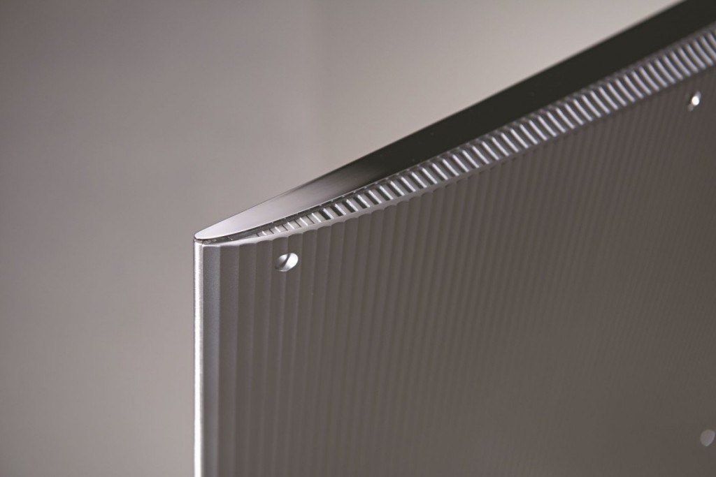 پرچمدار تلویزیون های منحنی سامسونگ در سال 2015، مدل SUHD TV JS 9500 دارای قابی است که به سمت داخل تمایل دارد و به این دلیل هنگامی که به دیوار نصب می شود مانند یک اثر هنری زیبا به نظر می رسد. در دیگر مدل ها، بدنه پشتی به شکل ردیفی از لایه های پشت سر هم ساخته شده است - این طراحی جدید از هر زاویه ای زیبا به نظر می رسد.
