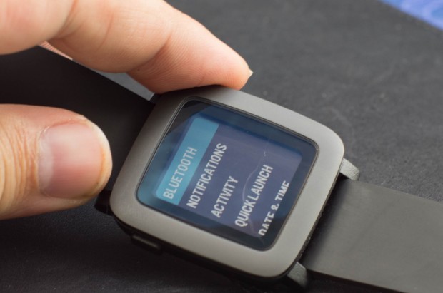 Pebble Time دارای یک صفحه نمایش مربعی شکل، یک بدنه مقاوم پلاستیکی و یک بند پهن از جنس سیلیکون است که بر خلاف تصور کاملا راحت دور دست قرار می گیرد. در صورت تمایل می توان این بند را با یک بند 22 میلی متری معمولی تعویض کرد. بند این ساعت مانند بند ساعت اپل، کاربرد خاصی ندارد و کاربر می تواند آن را مطابق با میل خود تعویض کند.