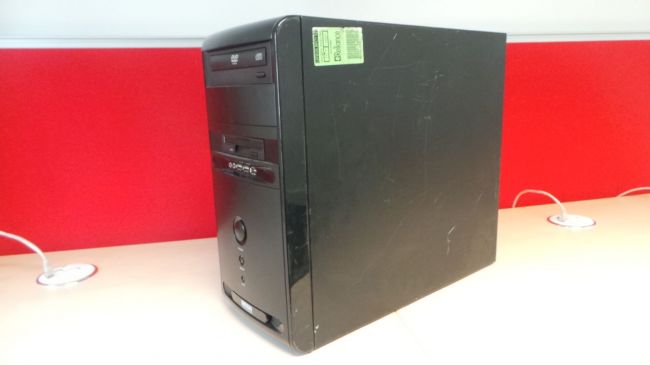 رایانه ای که استفاده شد (housed -> owned) یک کامپیوتر Mesh (مارک شرکت) که با یک مادربرد Asus قدرت گرفته از Nvidia با گرافیک آنبرد (قطعه از مادر برد جدا نمیشود - کلمه رواج یافته برای کارت گرافیک - متصل به برد) با 4 ماژول رم 256 مگابایتی DDR، یک هارد دیسک 40 گیگابایتی، DVD رام و حتی فلاپی درایو بود.