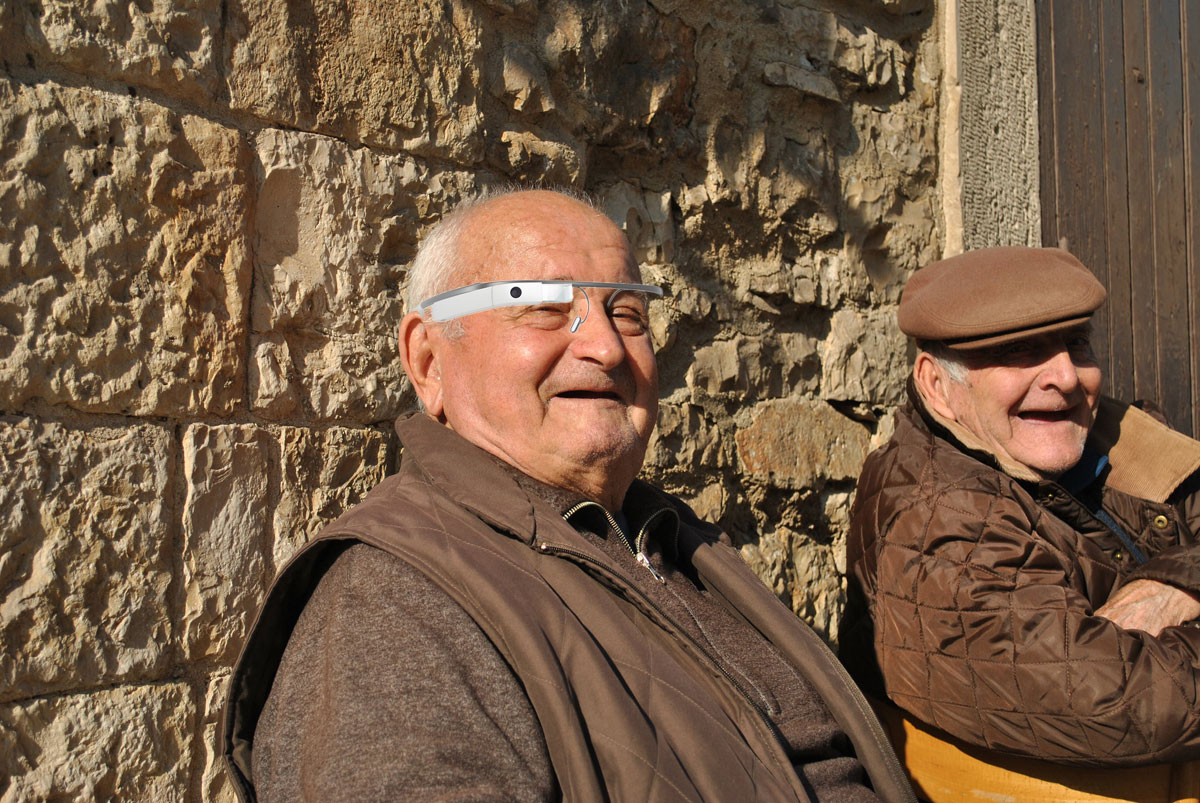 کامکست در حال ارائه ی اینترنت ارزان به شهروندان مسن می باشد
