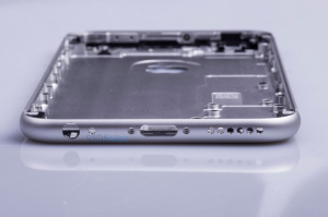 آیفون 6S و 6S پلاس در سه رنگ مختلف برای هر نسخه آن (منظور از نسخه، همان حافظه های داخلی این گوشی ها می باشد) عرضه خواهند شد و این رنگ ها نیز خاکستری، نقره ای و طلایی می باشند. قیمتِ این گوشی ها تنها به ظرفیت حافظه ذخیره سازی داخلیشان بستگی داشته و رنگ بندی ها در قیمت آن ها تاثیرگذار نخواهد بود، بنابراین در ادامه تنها به قیمتِ هر کدام از نسخه هایِ این گوشی های جدید و جذاب اپل اشاره کرده ایم (ضمناً، لازم به ذکر است که نرخ هر یورو را، 3900 تومان در نظر گرفته ایم).