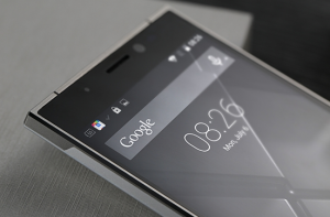 این گوشی Doogee F5، دارای گوريلا گلس 3 هستند که از صفحه نمایش 5.5 اينچي با رزولوشن 1080*1920 و تراکم پيكسل401 PPI آن، محافظت مي كند. در قسمت پشتي آن يك تراشه مديا تك 6753 قرار دارد كه شامل يك پردازنده هشت هسته اي و پردازنده گرافیکی Mali-T720 MP3 مي شود. 3 گيگابايت رم داخل دستگاه تعبيه شده و يك دوربين 13 مگا پيكسلی پشت دستگاه و يك 5 مگا پيكسل جلوي آن قرار دارد.
