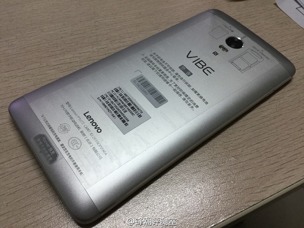 نکته حائز اهمیت در رابطه با لنوو وایب P1، وجود یک باتری 5000 میلی آمپر ساعتی در این گوشی می باشد. بر طبق Gforgames، تصاویر این گوشی، در "EDGE Network" که روی پلتفرم چینی وِیبو (Weibo) قرار دارد، منتشر شده اند.