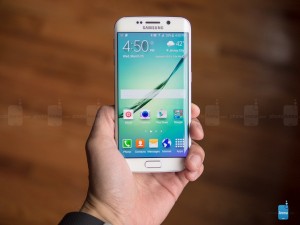 دو مدل از گوشی های سامسونگ با نام سامسونگ گلکسی اس۶ اج (Samsung Galaxy S6 edge) و سامسونگ گلکسی اس۶ اج پلاس (Samsung Galaxy S6 edge+) تنها گوشی های هوشمند در جهان با صفحه نمایش منحنی آمولد می باشند،