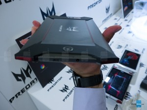 این تبلت دارای ۴ اسپیکر می باشد که در ۴ گوشه ی آن قرار گرفته است و پوشش قرمز رنگ آنها، این تبلت را به نظر تهاجمی جلوه می دهد. از نظر اندازه باید گفت که قطعا این تبلت در میان تبلت های جمع و جور ۸ اینچی نمی باشد، از طرف دیگر قطعا به بزرگی یکی از رقبای اصلی اش یعنی Nvidia SHIELD هم نیست. لازم به ذکر است که این تبلت دارای وزن ۳۵۰ گرمی با ضخامت ۸.۷ میلی متر می باشد. اگر بخواهیم از این نظر مقایسه ای با تبلت Nvidia Shield داشته باشیم باید بگوییم که وزن این تبلت ۳۹۰ گرم و ضخامتش هم ۹.۱ میلی متر می باشد.