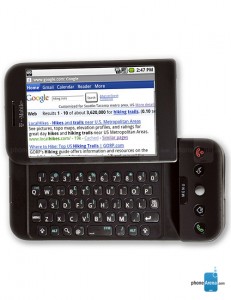 در حالی از نظر ویژگی ها و امکانات در سطح بالایی قرار نداشت، آنرا می شد با یک صفحه کلید QWERTY کاملا کشویی جالب و یک پد لمسی شسته و رُفته و البته بطور کامل در خدمت سیستم عامل اندروید دید. نمی دانم، می دانید یا نه که اندروید حتی در آن از یک صفحه کلید لمسی بر روی صفحه رسمی آن پشتیبانی نمی کرد. در اینجا یکسری مشخصات، از اولین گوشی اندروید، تی–موبایل جی1، را با هم ببینیم و خاطره بازی کنیم. امکاناتی که از منظر امروز آنرا کاملا عتیقه نشان می دهد: