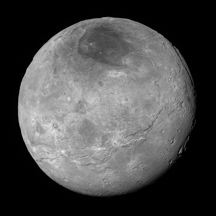 شارون (Charon)، بزرگترین قمر مشتری، به گفته الن استرن در قطب شمال خود دارای "یک لکه تیره" و سطحی است که نشان دهنده درجه فعالیت های زمین شناسی است.