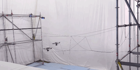 دو هواپیماهای بدون سرنشین در حال ساخت یک پل محکم برای استفاده انسان