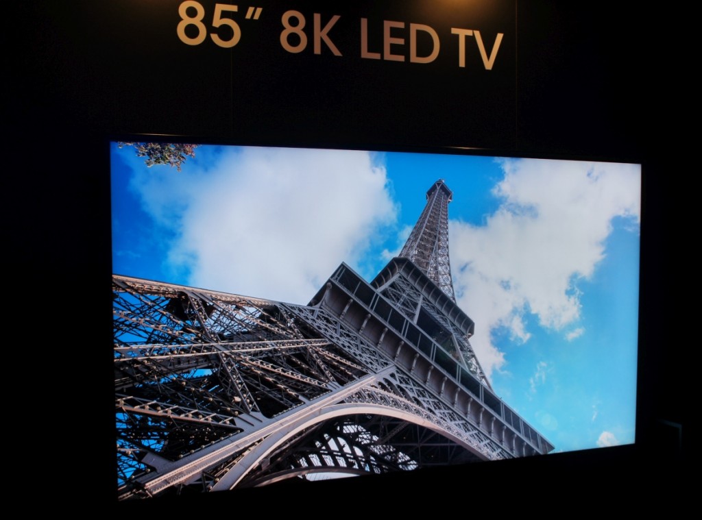 اولین تلویزیون 8K. اما امروز ژاپن از یک نسخه ی ۸۵ اینچی که برای ۳۰ اکتبر به منظور فروش روانه ی بازار می شود، خبر داد.