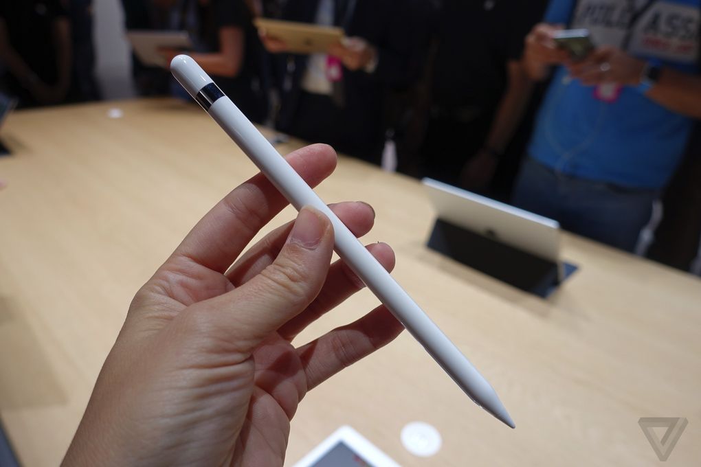 این شرکت با اضافه کردن یک بخش با نام تجاری جدید اپل پنسل (Apple Pencil) حساسیت این صفحه نمایش را افزایش داده است.