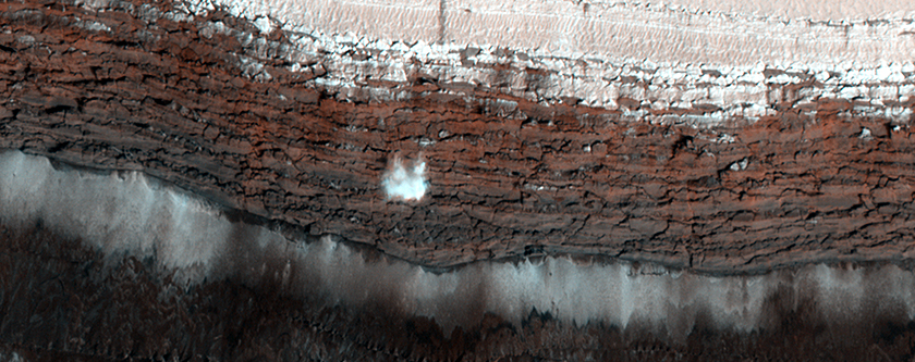 یک بهمن یخ زده ی مریخی توسط دوربین ضبط شد