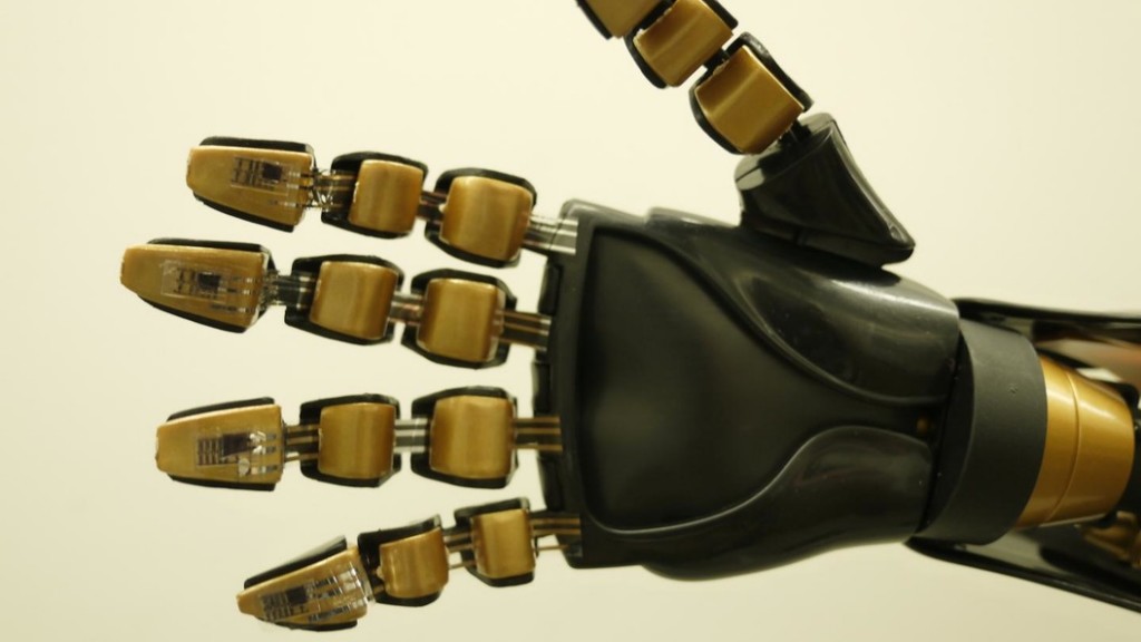 پوست الکترونیکی. پوست الکترونیکی به روبات ها و اعضای مصنوعی حس لامسه می بخشد