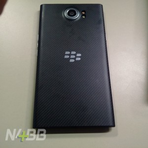 خوشبختانه به لطف عکس هایی که اوایل امروز توسط N4BB منتشر شد، توانستیم ببینیم که این گوشی هوشمند از یک پردازنده 64-بیتی قدرت می گیرد که به احتمال زیاد این پردازنده، یک اسنپ دراگون 808، شش هسته ای باشد. هر چند که در مورد آن نمی توان با نهایت اطمینان حرف زد.