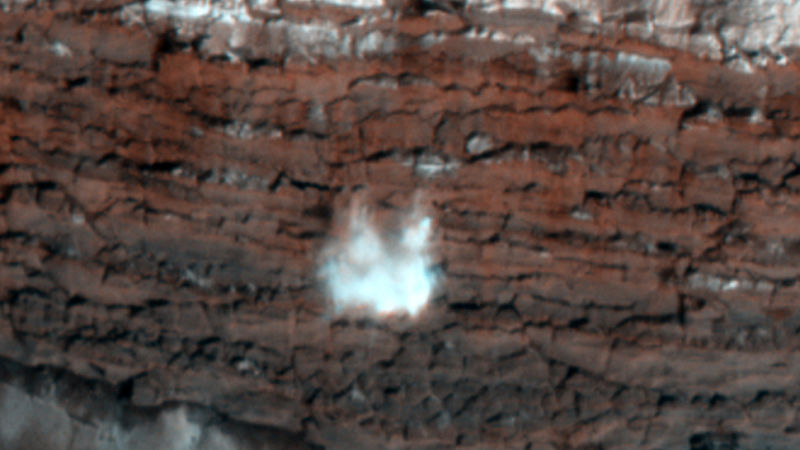وده ی سفید کوچک در وسط عکس می باشد و در نزدیکی لبه ی قطب شمال این سیاره اتفاق افتاده است. بنا به گفته ی محققان، این مکان شایعترین محل موجود لکه ی بهمن در مریخ می باشد.