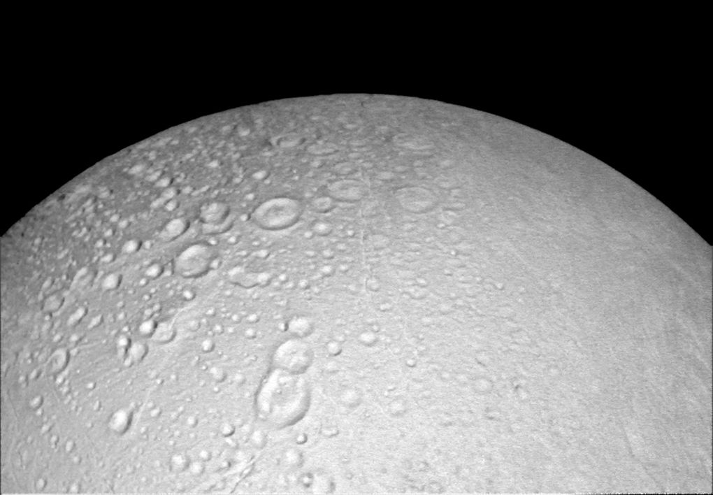 این هفته فضاپیمای کاسینی ناسا عکس هایی با کیفیت بسیار بالا از قمر یخ زده زحل، انسلادوس (Enceladus، این قمر، یکی از 62 قمر تایید شده ی زحل می باشد که از منظر نزدیک بودن فاصله با زحل، رتبه هشتم را به خود اختصاص داده است. این قمر که ششمین قمر بزرگ زحل به شمار می آید، در سال 1789 توسط ویلیام هرشل کشف شد) گرفت. این عکس ها، زمین ناهموار و پر از برامدگی و سطح نا آرام و رگه رگه مناطق قطب شمال این قمر را به تصویر می کشند، مناطقی که بشر تا به امروز هیچ گاه قادر به تصویر برداری از آن ها نبوده است. این تصاویر جدید می توانند سرنخی برای پی بردن به تاریخچه قطب های این قمر یخ زده باشند.