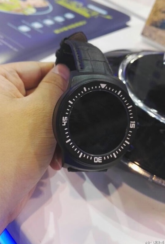 این ساعت هوشمند در کنار میزو بلو چارم متال (Meizu Blue Charm Metal) جدید با پوشش فلزی که دیروز در همین سایت به آن اشاره شد همراه شده است. انتظار داریم که هر دوی این ساعت و گوشی در یک رویداد رسانه ای در 21 اکتبر رونمایی شود. اطلاعات بیشتری درباره این ساعت درحال حاضر وجود ندارد به جز اینکه آن مبتنی بر اندروید ویر (Android Wear) نمی باشد. هیچ صحبتی در مورد سیستم عاملی که بر روی آن نصب شده است عنوان نشده است. به مانند بسیاری از ساعت های هوشمند ضد آب و ضد گرد و غبار است و روی برنامه های تناسب اندام و ورزش های معمول نظارت می کند.