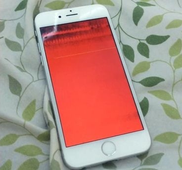 آیفون. طرفداران و کاربران دستگاه های اپل آیفون ۶ وآیفون ۶اس گزارش کرده اند که بعد از برزرسانی به آی او اس ۹.۰.۲ (iOS 9.0.2) گوشی هایشان به صورت تصادفی بد عمل می کند.