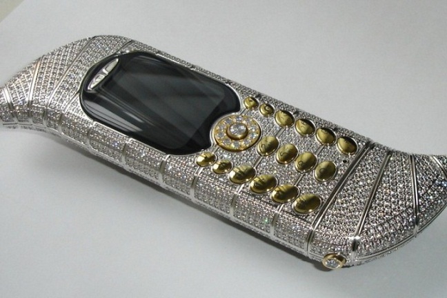 کل این گوشی به استثنای صفحه نمایش آن از طلای سفید ۱۸ عیار ساخته شده است. علاوه بر اینکه در قسمت زیری دکمه ها طلای سفید کار شده روی آنها هم با ۱۲۰ الماس پوشیده شده است.