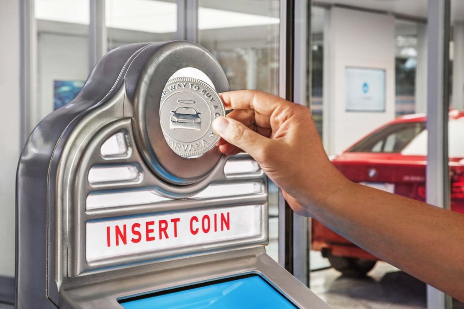 مشتریان بعد از خرید آنلاین اتومبیل خود به این محل می روند و با قرار دادن یک سکه ی بزرگ در مکان مختص به آن، اتومبیل مورد نظر توسط یک وسیله شبیه به آسانسور پایین اورده می شود و به مشتری تحویل داده می شود.