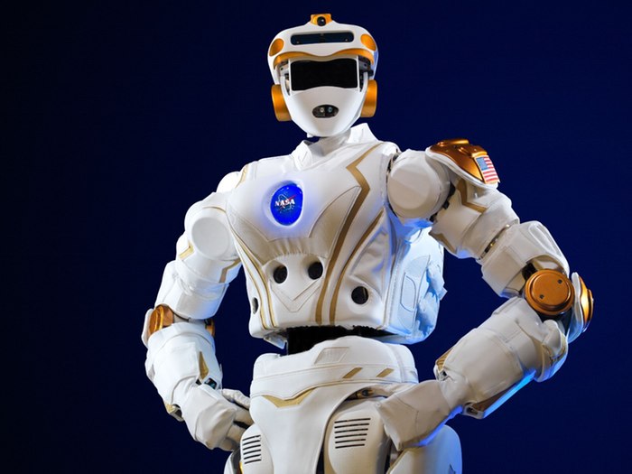 این دو ربات انسان نما R5 با قد 190 سانتیمتر و وزن 125 کیلوگرم در مرکز فضایی جانسون ناسا و دانشگاه تگزاس A&M ساخته شده اند.