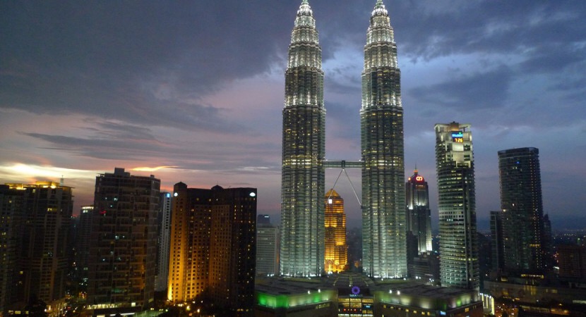برج های دوقلوی پتروناس (Petronas Twins Towers)، مالزی - 452 متر