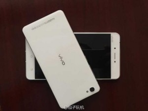 امروز گوشی هوشمند Vivo Xplay 5S بزرگترین نشت اطلاعاتی خود را شاهد بود و این امر نیز با عکس هایی که در این مطلب مشاهده می کنید به وقوع پیوسته است. همان طور که از شایعات قبلی شنیده بودیم، این گوشی هوشمند فوق العاده باریک خواهد بود – چیزی نزدیک به 4 میلی متر - و همان طور که در تصاویر نیز مشاهده می کنید می توان صحتِ این ادعا را شاهد بود. این گوشی قابی بسیار نازک در اطراف صفحه نمایش آن داشته اما تنها کمی دقت کافی است تا تشخیص دهیم که این سری عکس های لورفته با عکس های لورفته ای که چند روز پیش به شما نشان دادیم، کمی متفاوت است، بنابراین این احتمال وجود دارد که این دستگاه، گوشی هوشمند دیگری از این کمپانی چینی باشد.