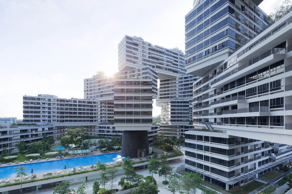 مدیر جشنواره جهانی معماری، پل فینچ (Paul Finch) گفت: این درهم تنیدگی، یک نمونه خیره کننده از تفکر معماری معاصر است. این سازه، یکی از پروژه های جاه طلبانه پیشرفته مسکونی، در تاریخ سنگاپور می باشد و اساسا یک روش زندگی مدرن در مناطق گرمسیری است. این سازه درهم تنیده، با هدف ایجاد ترکیبی از فضاهای داخلی و خارجی مشترک و همچنین خصوصی خلق شده است.