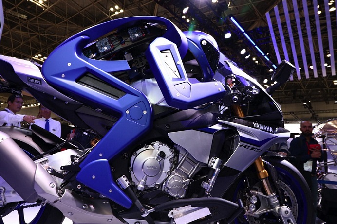 روبات موتور سوار یاماها قصد رقابت با قهرمان جهان، والنتینو رسی، را دارد