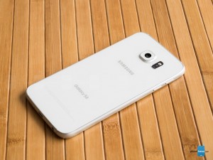 گلکسی اس۶ با ساخت شیشه ای و فلزی خود به عنوان یکی از بهترین گوشی های هوشمند است و این یکی در مقایسه با دیگر مدل های این سری که از پلاستیک ساخته شده اند، کاملا متفاوت است.