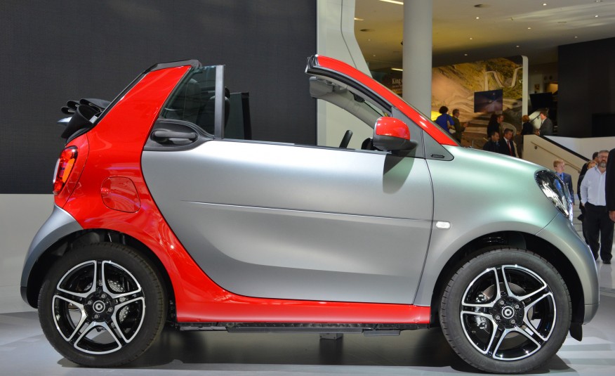 Smart Fortwo cabriolet : این خودروی کروکی با موتور سه سیلندر توربو شارژ 0.9 لیتری خود 89 اسب بخار نیرو تولید می کند.