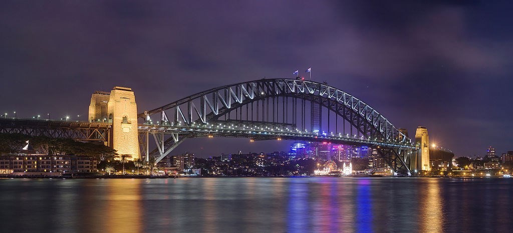بدیهی است که این یکی از شاهکارهای زیبای معماری پل بندرگاه سیدنی است، اما زیبایی تنها دلیلی نیست که پل بندرگاه سیدنی را به لیست زیباترین پل های جهان اضافه می کند.