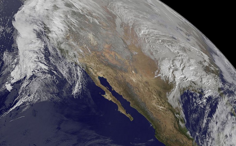 این عکس ماهواره ای که روز 21 ژانویه و در ساعت 10 صبح گرفته شده، قسمت های مختلف طوفان را نشان می دهد که به سمت یک مقصد در حال حرکت هستند. 