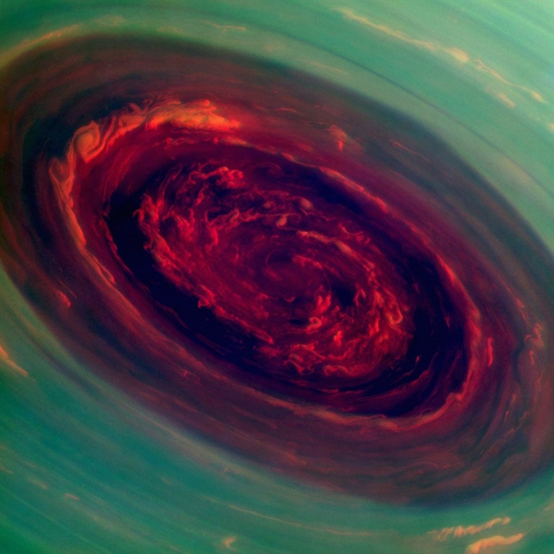فضاپیمای کاسینی سرعت این طوفان را 330 مایل بر ساعت (531 کیلومتر) بر ساعت تخمین زده است. در تصویر زیر، مرکز این گردباد را با رنگ های کاذب می بینید. ارتفاع ابرهای قرمز رنگ از هاله های سبز اطراف آن کمتر است. 