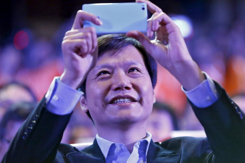 لی جان بنیانگذار و مدیر شرکت شیائومی ، یکی از 70 میلیون گوشی هوشمند عرضه شده این کمپانی در سال 2015 را در دست گرفته است.