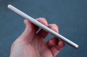 گوشی اپو اف 1 دو سیمکارته بوده و از شبکه 4G LTE پشتیبانی می کند.