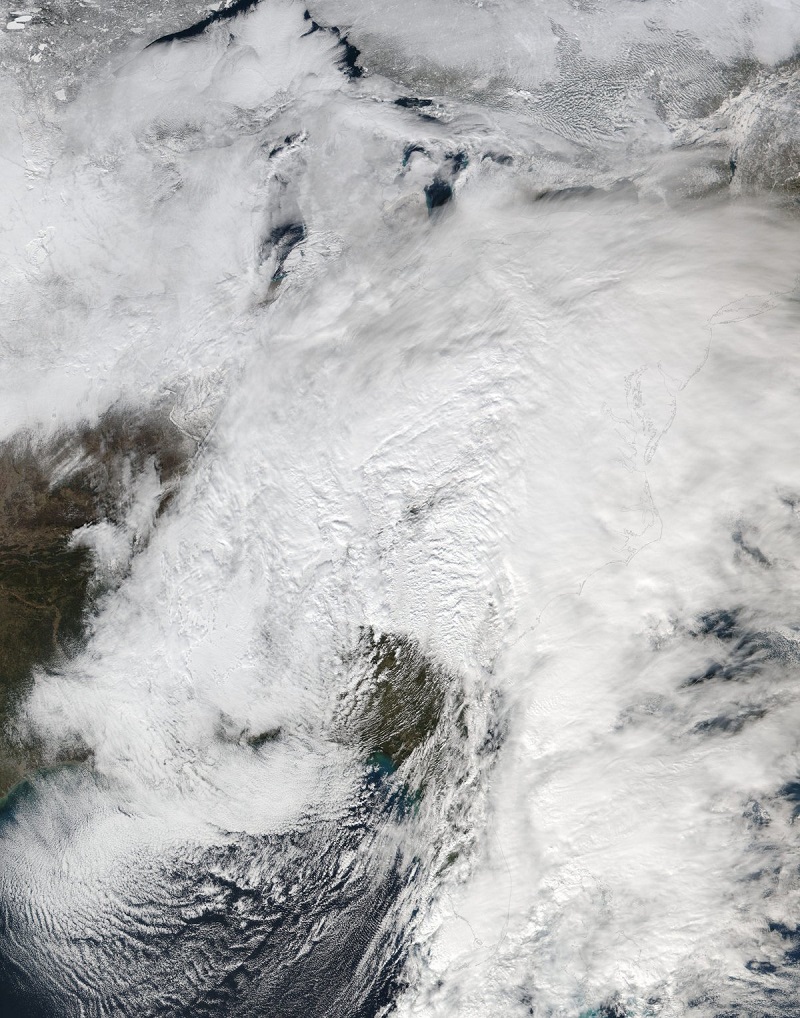 این عکس ماهواره ای، کولاک جوناس را ایالات شرقی آمریکا در روز 22 ژانویه و در ساعت 1:55 بعد از ظهر نشان می دهد.