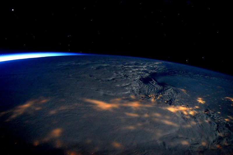 فضانوردان هم نمای زیبایی از کولاک جوناس آمریکا 2016 را از ایستگاه بین المللی فضایی داشته اند. فضانورد اسکات کلی این عکس را 23 ژانویه از ایستگاه فضایی گرفته است.