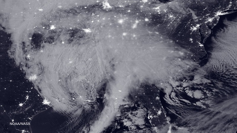 در این تصویر آمیختن و حرکت همزمان طوفان را بر فراز Midwest غرب میانه می بینید که به سمت ساحل شرقی East Coast حرکت می کند. این عکس، وقوع طوفان را در ساعت 2:35 دقیقه ی صبح روز 22 ژانویه، نشان می دهد. 