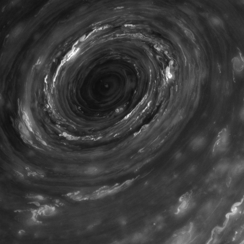  این نمای نزدیک چشم مرکزی طوفان جنوبی زحل را نشان می دهد که 40 مایل (64 کیلومتر) عمق و 350 مایل (563 کیلومتر) سرعت دارد.
