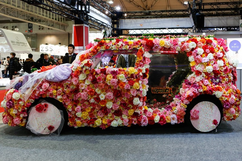 ماشین سفارشی تویوتا که کاملا پوشیده از گل بود، نمایش زیبا و عجیبی داشته است. 