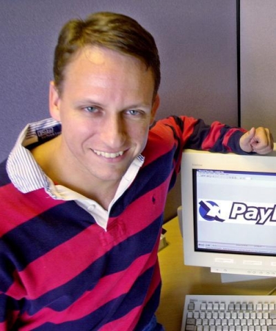 بالاخره تیل موفق شد در سال ۱۹۹۸، پی پال (PayPal)؛ سیستم پرداخت آنلاین را با کمک Max Levchin تاسیس کند.