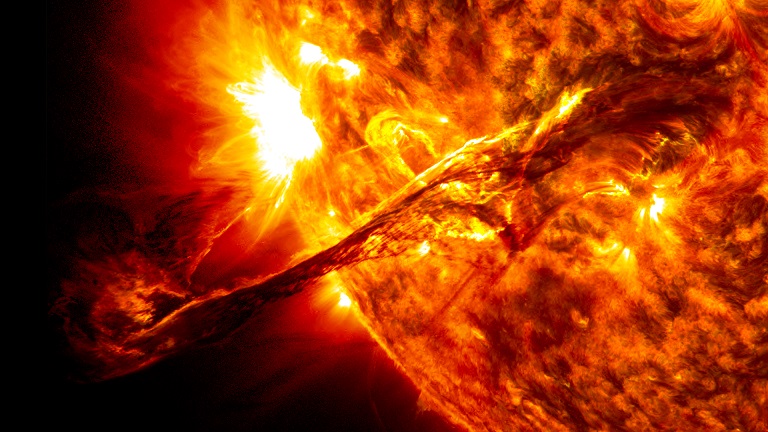 ناسا اخیرا تصویری را ارائه کرد که نشان می دهد هیچ لکه خورشیدی قابل رویتی بر سطح خورشید وجود ندارد.  تصویر گرفته شده از خورشید نشان از کاهش بی سابقه فعالیت خورشید در طی یک قرن گذشته دارد و برخی ادعا می کنند این وضعیت می تواند موجب بروز عصر کوتاه یخبندان شود.