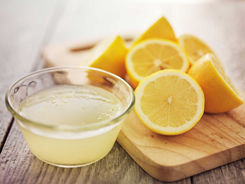صبح خود را با نوشیدن آب لیمو آغاز کنید.