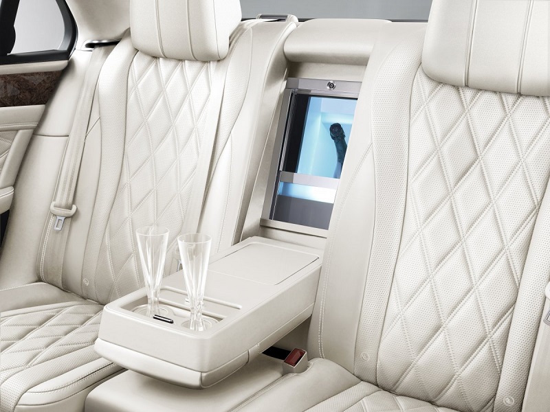  صاحب ماشین حق انتخاب دارد که محفظه ی خنک کننده را بین صندلی های عقب قرار دهد.