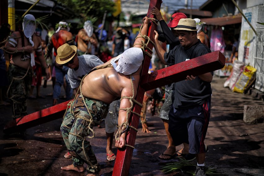مردم به یکی از مریدان "روش صلیب" در فیلیپین کمک می کنند. فینالیست دسته ی "سفر"