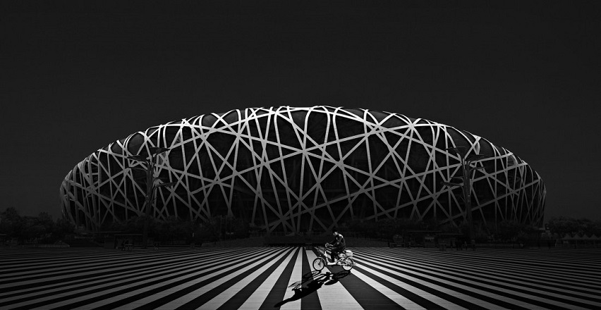 دوچرخه سواری از روبروی استادیوم بردز نست (آشیانه ی پرنده) عبور می کند؛ این استادیوم برای بازی های المپیک تابستانی و پارالمپیک 2008 در بیجینگ ساخته شده بود. فینالیست دسته ی "تصاویر تغییر داده شده"