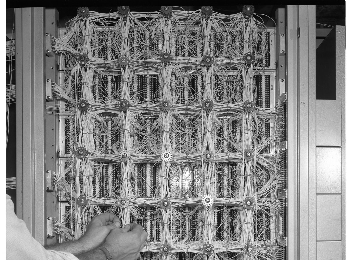 نگاهی به کامپیوتر: SRI در یک قراردادی با بانک مرکزی امریکا در سال ۱۹۵۰، ماشینی توسعه داد که جایگزین فرایند خسته کننده و کند حسابداری که توسط انسان صورت می گرفت، شد. در نتیجه ی این قرارداد در سال ۱۹۵۵ از دستگاه ضبط الکترونیکی حسابداری (ERMA) رونمایی شد.